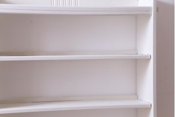 ペイント家具　落ち着きのあるホワイトのブックシェルフ(本棚、オープンラック)