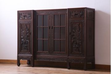 中古　クルミ材　手彫りの豪華な意匠が存在感を放つサイドボード(キャビネット、収納棚)