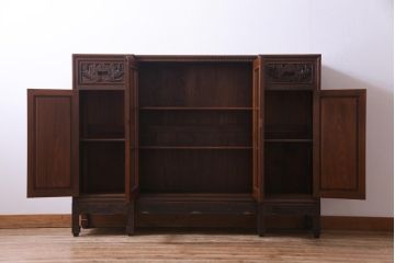 中古　クルミ材　手彫りの豪華な意匠が存在感を放つサイドボード(キャビネット、収納棚)