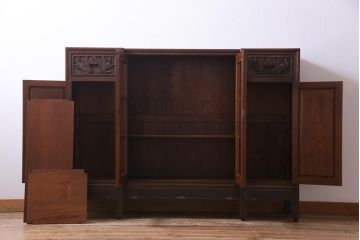 中古　クルミ材　手彫りの豪華な意匠が存在感を放つサイドボード(キャビネット、収納棚)