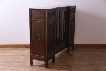 中古　クルミ材　手彫りの豪華な意匠が存在感を放つサイドボード(キャビネット、収納棚)