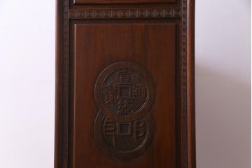 中古　クルミ材　手彫りの豪華な意匠が存在感を放つサイドボード(キャビネット、収納棚)