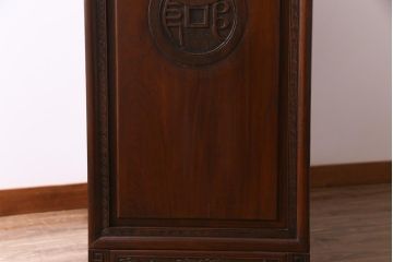 中古　クルミ材　手彫りの豪華な意匠が存在感を放つサイドボード(キャビネット、収納棚)