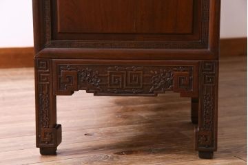 中古　クルミ材　手彫りの豪華な意匠が存在感を放つサイドボード(キャビネット、収納棚)