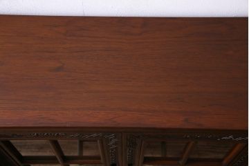 中古　クルミ材　手彫りの豪華な意匠が存在感を放つサイドボード(キャビネット、収納棚)