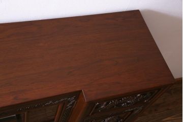 中古　クルミ材　手彫りの豪華な意匠が存在感を放つサイドボード(キャビネット、収納棚)