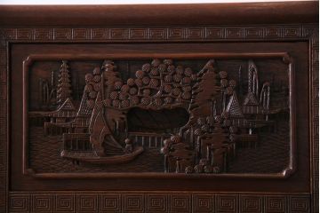 中古　クルミ材　手彫りの豪華な意匠が存在感を放つサイドボード(キャビネット、収納棚)