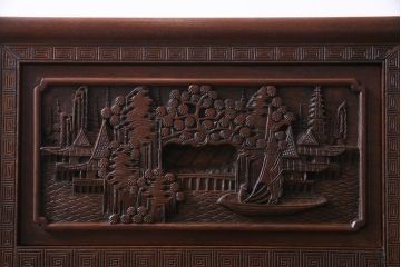 中古　クルミ材　手彫りの豪華な意匠が存在感を放つサイドボード(キャビネット、収納棚)