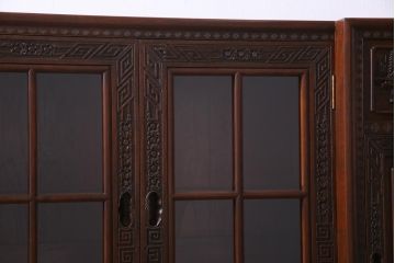 中古　クルミ材　手彫りの豪華な意匠が存在感を放つサイドボード(キャビネット、収納棚)