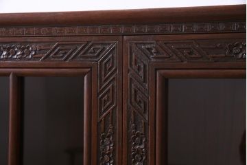 中古　クルミ材　手彫りの豪華な意匠が存在感を放つサイドボード(キャビネット、収納棚)