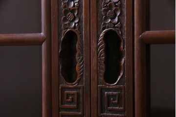 中古　クルミ材　手彫りの豪華な意匠が存在感を放つサイドボード(キャビネット、収納棚)