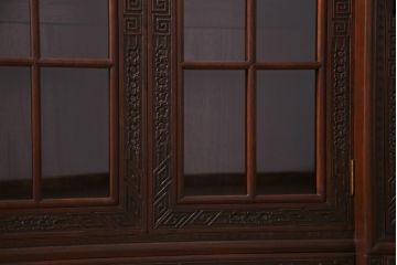 中古　クルミ材　手彫りの豪華な意匠が存在感を放つサイドボード(キャビネット、収納棚)