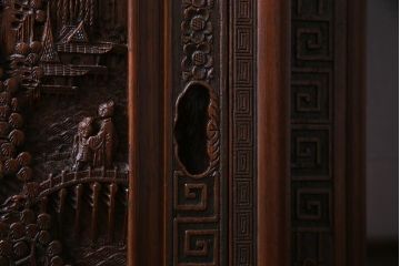 中古　クルミ材　手彫りの豪華な意匠が存在感を放つサイドボード(キャビネット、収納棚)