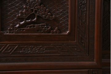 中古　クルミ材　手彫りの豪華な意匠が存在感を放つサイドボード(キャビネット、収納棚)