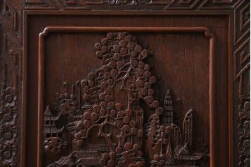 中古　クルミ材　手彫りの豪華な意匠が存在感を放つサイドボード(キャビネット、収納棚)