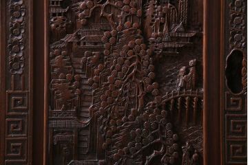 中古　クルミ材　手彫りの豪華な意匠が存在感を放つサイドボード(キャビネット、収納棚)