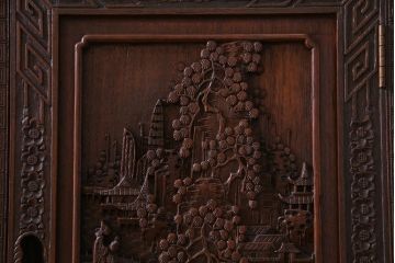 中古　クルミ材　手彫りの豪華な意匠が存在感を放つサイドボード(キャビネット、収納棚)