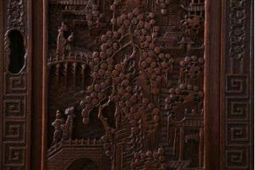 中古　クルミ材　手彫りの豪華な意匠が存在感を放つサイドボード(キャビネット、収納棚)