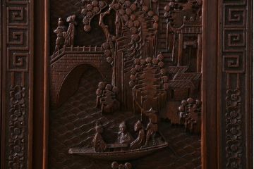 中古　クルミ材　手彫りの豪華な意匠が存在感を放つサイドボード(キャビネット、収納棚)