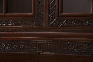 中古　クルミ材　手彫りの豪華な意匠が存在感を放つサイドボード(キャビネット、収納棚)