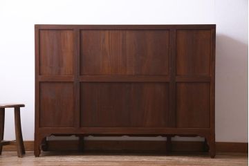 中古　クルミ材　手彫りの豪華な意匠が存在感を放つサイドボード(キャビネット、収納棚)