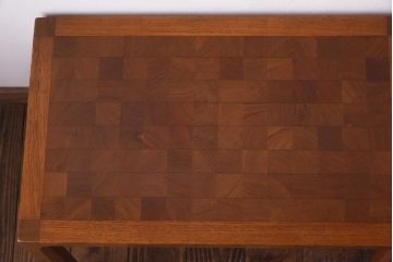 ヴィンテージ家具　北欧ビンテージ　デンマーク　VILDBJERG MOBELFABRIK　パーケット天板が珍しいネストテーブル(サイドテーブル)