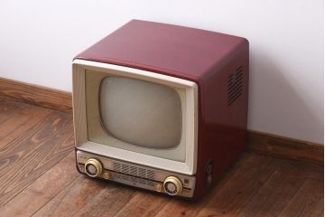 アンティーク雑貨　ジャンク品　シャープ(SHARP)製　ディスプレイに活躍するレトロなテレビ