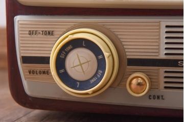 アンティーク雑貨　ジャンク品　シャープ(SHARP)製　ディスプレイに活躍するレトロなテレビ