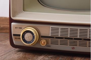 アンティーク雑貨　ジャンク品　シャープ(SHARP)製　ディスプレイに活躍するレトロなテレビ