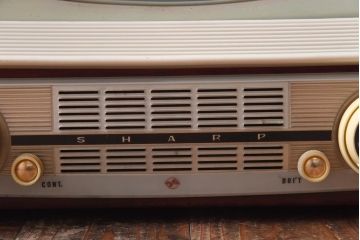 アンティーク雑貨　ジャンク品　シャープ(SHARP)製　ディスプレイに活躍するレトロなテレビ
