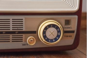 アンティーク雑貨　ジャンク品　シャープ(SHARP)製　ディスプレイに活躍するレトロなテレビ