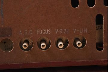 アンティーク雑貨　ジャンク品　シャープ(SHARP)製　ディスプレイに活躍するレトロなテレビ