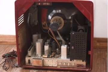 アンティーク雑貨　ジャンク品　シャープ(SHARP)製　ディスプレイに活躍するレトロなテレビ