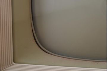 アンティーク雑貨　ジャンク品　シャープ(SHARP)製　ディスプレイに活躍するレトロなテレビ