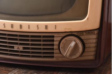 アンティーク雑貨　ジャンク品　三菱(ミツビシ、MITSUBISHI)製　ディスプレイに活躍するレトロなテレビ