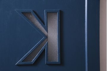 ペイント建具　ダイヤガラス　個性的なデザインが目を引く木製ドア(建具、扉)