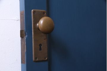 ペイント建具　ダイヤガラス　個性的なデザインが目を引く木製ドア(建具、扉)