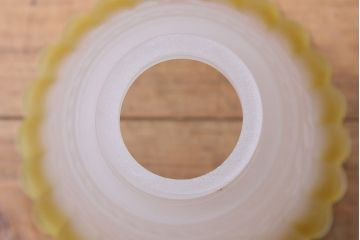 イギリス製　イエローカラーがアクセントの可憐なペンダントライト(天井照明)