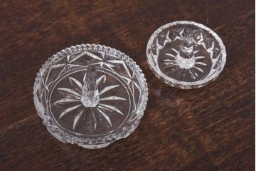 アンティーク雑貨　イギリスアンティーク　アクセサリーを魅せるプレスガラスのリングスタンド・大小2個セット