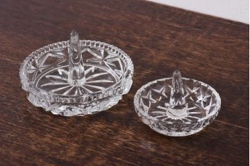 アンティーク雑貨　イギリスアンティーク　アクセサリーを魅せるプレスガラスのリングスタンド・大小2個セット