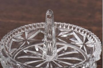 アンティーク雑貨　イギリスアンティーク　アクセサリーを魅せるプレスガラスのリングスタンド・大小2個セット