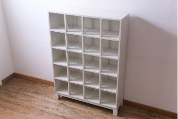 リメイク家具　ペイント　脚付き　フレンチシャビーなガラス入りマス目棚(飾り棚、陳列棚、ロッカー、ディスプレイ棚、店舗什器)(R-033183)
