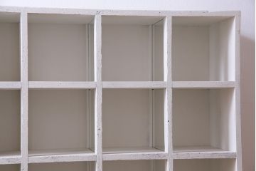 リメイク家具　ペイント　脚付き　フレンチシャビーなガラス入りマス目棚(飾り棚、陳列棚、ロッカー、ディスプレイ棚、店舗什器)(R-033183)