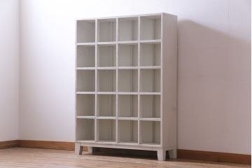 リメイク家具　ペイント　脚付き　フレンチシャビーなガラス入りマス目棚(飾り棚、陳列棚、ロッカー、ディスプレイ棚、店舗什器)(R-033183)