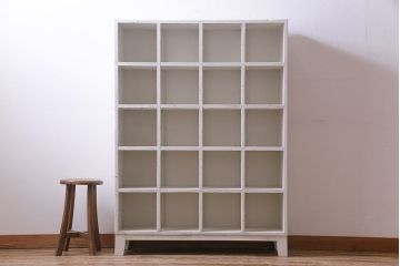 リメイク家具　ペイント　脚付き　フレンチシャビーなガラス入りマス目棚(飾り棚、陳列棚、ロッカー、ディスプレイ棚、店舗什器)(R-033183)