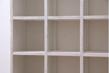 リメイク家具　ペイント　脚付き　フレンチシャビーなガラス入りマス目棚(飾り棚、陳列棚、ロッカー、ディスプレイ棚、店舗什器)(R-033183)