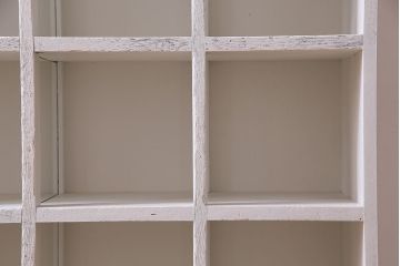 リメイク家具　ペイント　脚付き　フレンチシャビーなガラス入りマス目棚(飾り棚、陳列棚、ロッカー、ディスプレイ棚、店舗什器)(R-033183)