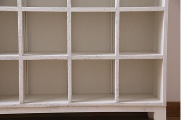リメイク家具　ペイント　脚付き　フレンチシャビーなガラス入りマス目棚(飾り棚、陳列棚、ロッカー、ディスプレイ棚、店舗什器)(R-033183)