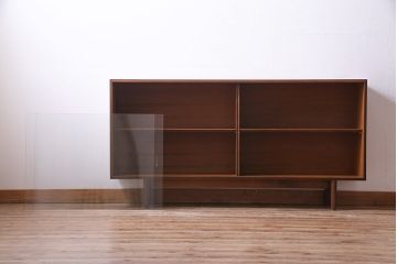 ヴィンテージ家具　北欧ビンテージ　チーク材　すっきりとした佇まいのディスプレイラック(ローボード、飾り棚)