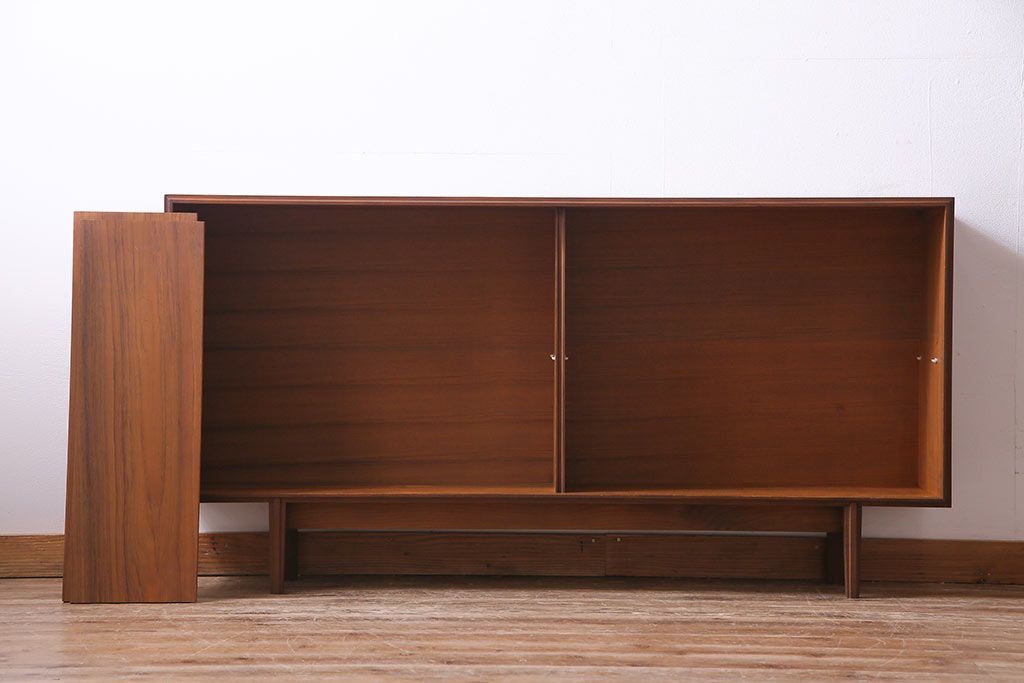 ヴィンテージ家具　北欧ビンテージ　チーク材　すっきりとした佇まいのディスプレイラック(ローボード、飾り棚)